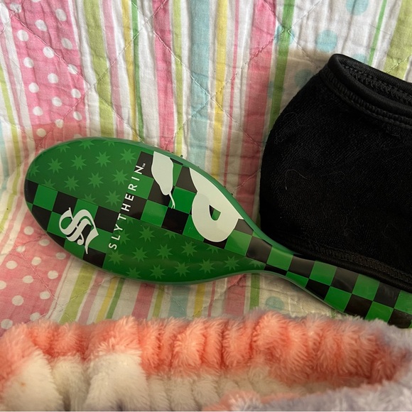 Harry Potter Slytherin Wet Brush, Beauty Headband x2 & Quo Heart Shaped Pads x3 - Picture 5 of 7
